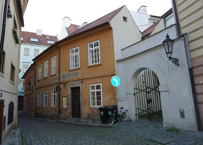 Two Floor Flat By Charles Bridge 아파트 *